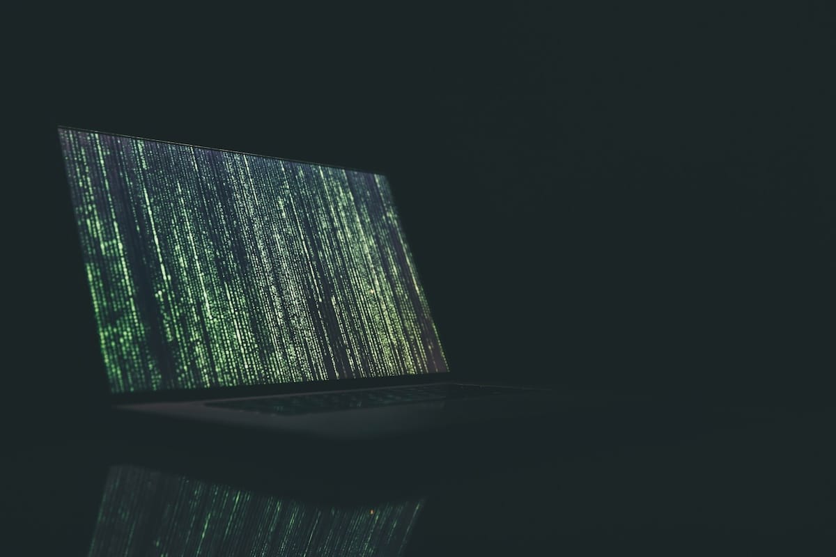 Why are Avast Premium Security and Avast Ultimate cybersecurity solutions essential to counter sophisticated online scams?